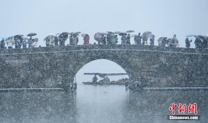 雪中的西湖美景吸引游人。 <a target='_blank'  data-cke-saved-href='/' href='/'>中新社</a>記者 王剛 攝