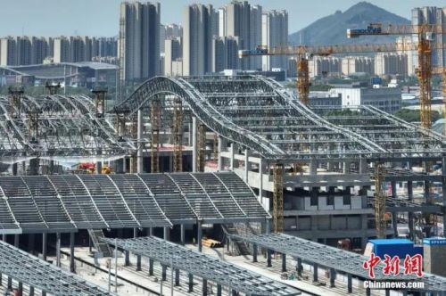 圖為航拍南沿江鐵路江陰站站房屋面鋼結(jié)構(gòu)桁架整體提升現(xiàn)場。(無人機照片) 中新社記者 泱波 攝